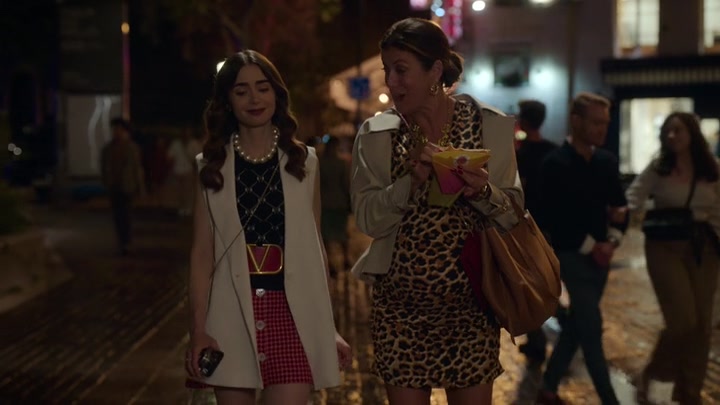Emily_in_Paris_S02E09_WEBRip_x264-ION10_1019.jpg