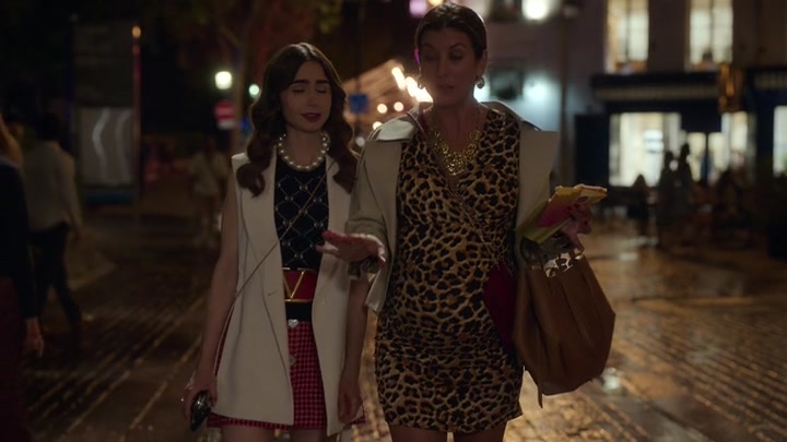 Emily_in_Paris_S02E09_WEBRip_x264-ION10_1034.jpg