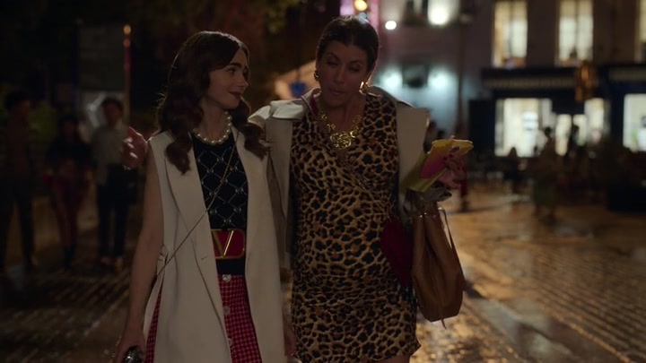 Emily_in_Paris_S02E09_WEBRip_x264-ION10_1041.jpg