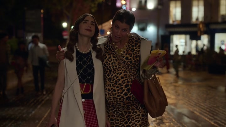 Emily_in_Paris_S02E09_WEBRip_x264-ION10_1042.jpg