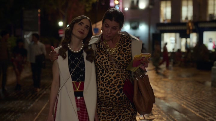 Emily_in_Paris_S02E09_WEBRip_x264-ION10_1043.jpg