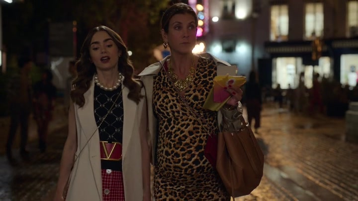 Emily_in_Paris_S02E09_WEBRip_x264-ION10_1046.jpg