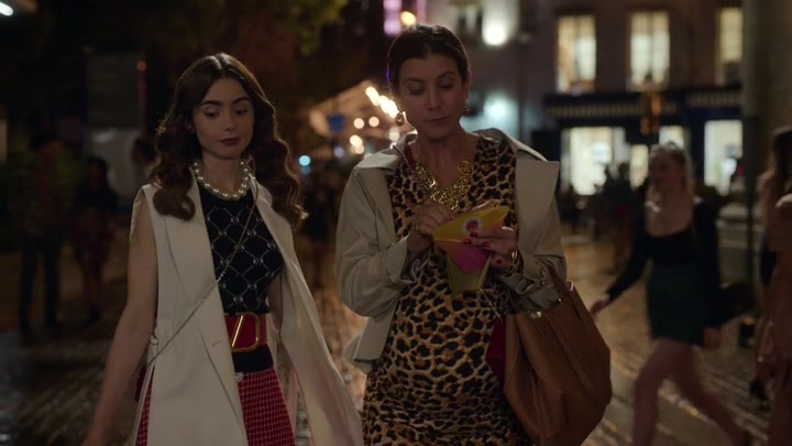 Emily_in_Paris_S02E09_WEBRip_x264-ION10_1051.jpg