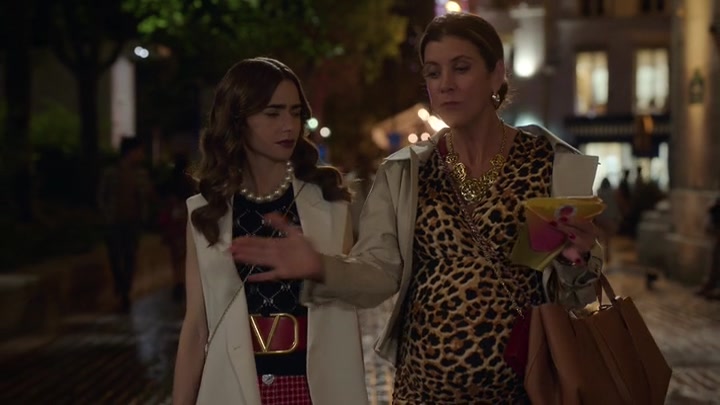 Emily_in_Paris_S02E09_WEBRip_x264-ION10_1069.jpg