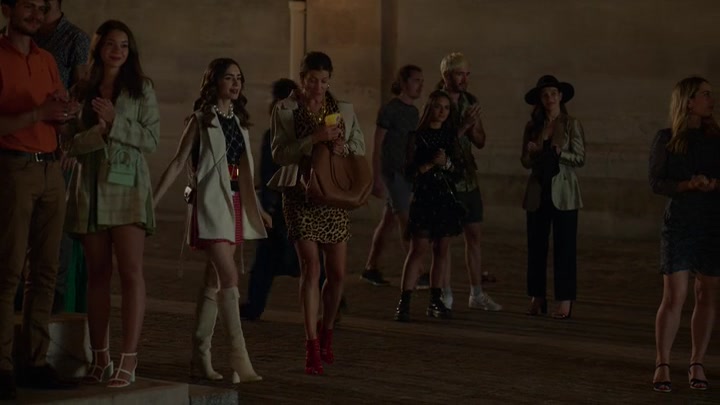 Emily_in_Paris_S02E09_WEBRip_x264-ION10_1092.jpg