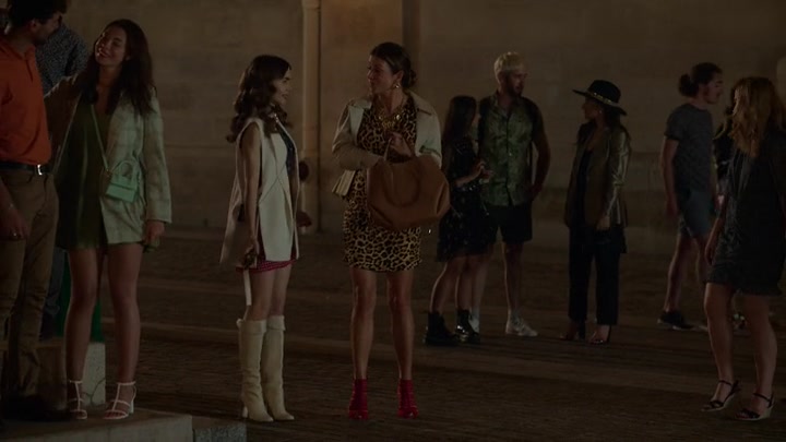 Emily_in_Paris_S02E09_WEBRip_x264-ION10_1096.jpg