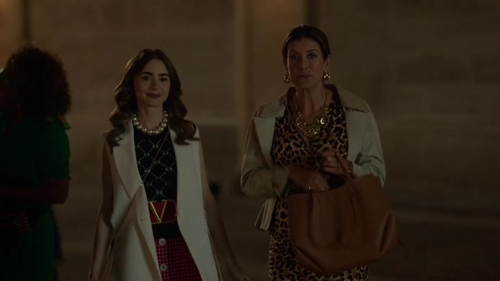 Emily_in_Paris_S02E09_WEBRip_x264-ION10_1097.jpg
