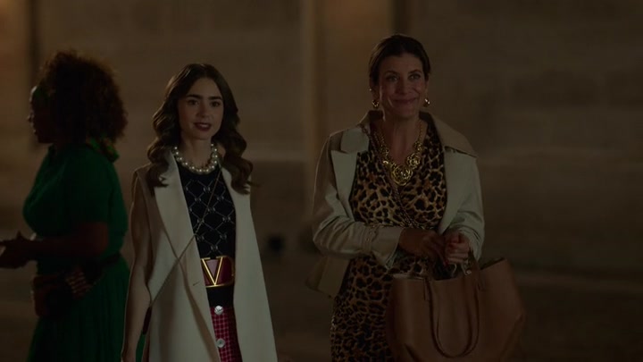 Emily_in_Paris_S02E09_WEBRip_x264-ION10_1099.jpg