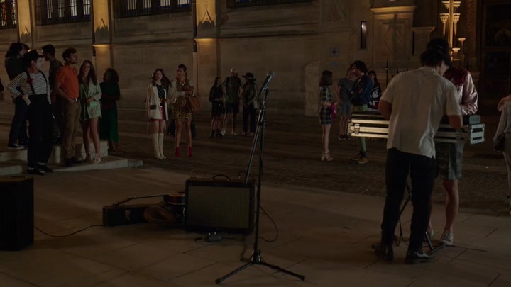 Emily_in_Paris_S02E09_WEBRip_x264-ION10_1102.jpg
