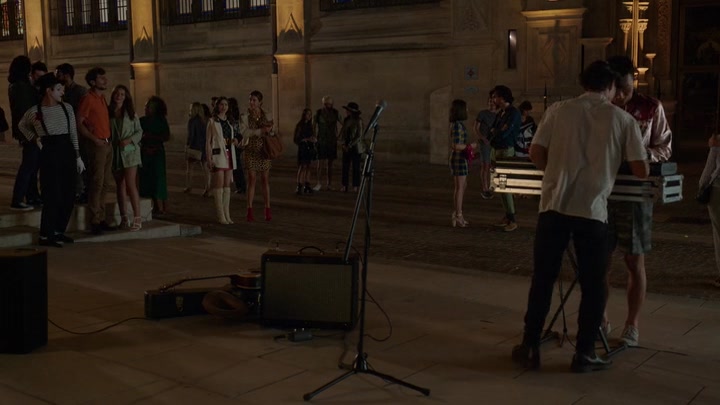 Emily_in_Paris_S02E09_WEBRip_x264-ION10_1103.jpg
