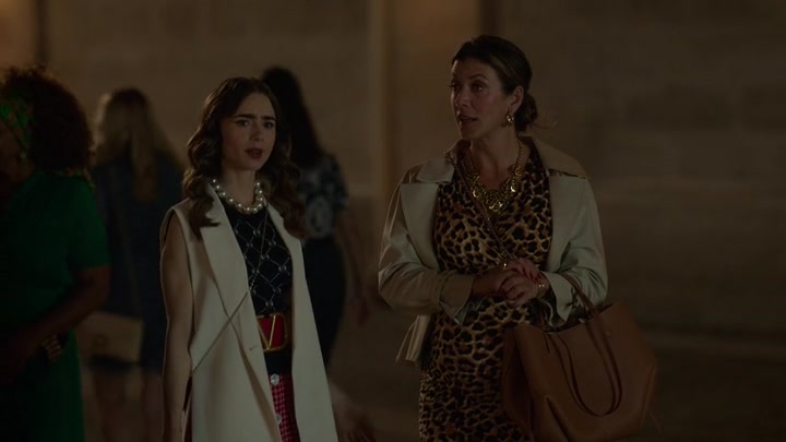 Emily_in_Paris_S02E09_WEBRip_x264-ION10_1107.jpg