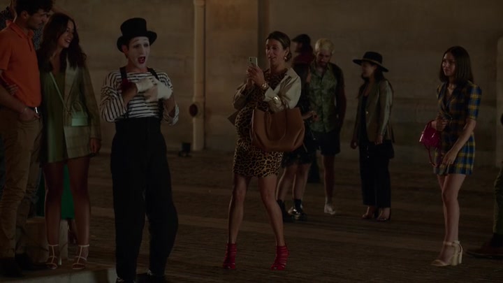 Emily_in_Paris_S02E09_WEBRip_x264-ION10_1119.jpg