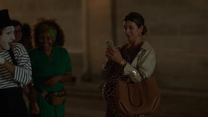 Emily_in_Paris_S02E09_WEBRip_x264-ION10_1121.jpg
