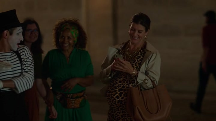 Emily_in_Paris_S02E09_WEBRip_x264-ION10_1122.jpg