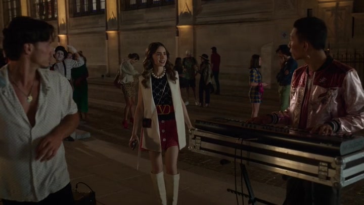 Emily_in_Paris_S02E09_WEBRip_x264-ION10_1125.jpg
