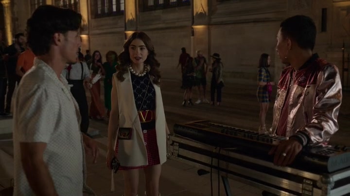 Emily_in_Paris_S02E09_WEBRip_x264-ION10_1128.jpg