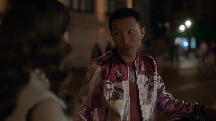 Emily_in_Paris_S02E09_WEBRip_x264-ION10_1130.jpg