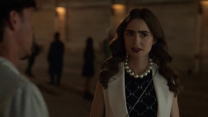 Emily_in_Paris_S02E09_WEBRip_x264-ION10_1132.jpg