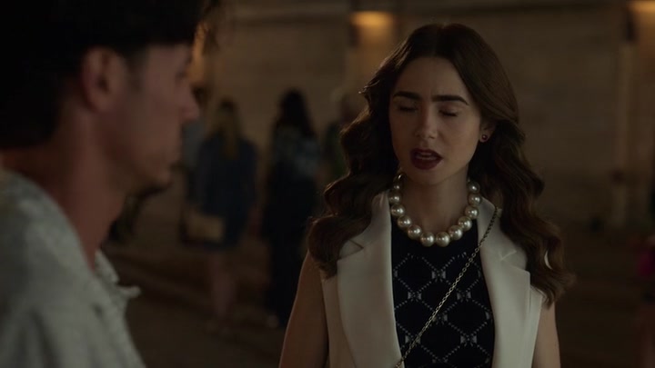 Emily_in_Paris_S02E09_WEBRip_x264-ION10_1137.jpg