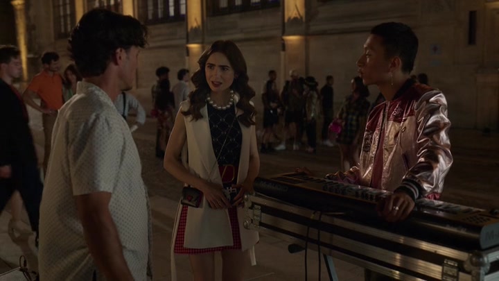 Emily_in_Paris_S02E09_WEBRip_x264-ION10_1144.jpg