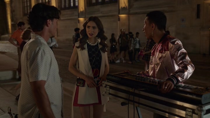Emily_in_Paris_S02E09_WEBRip_x264-ION10_1145.jpg