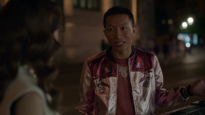 Emily_in_Paris_S02E09_WEBRip_x264-ION10_1148.jpg