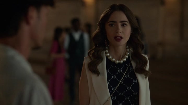 Emily_in_Paris_S02E09_WEBRip_x264-ION10_1154.jpg