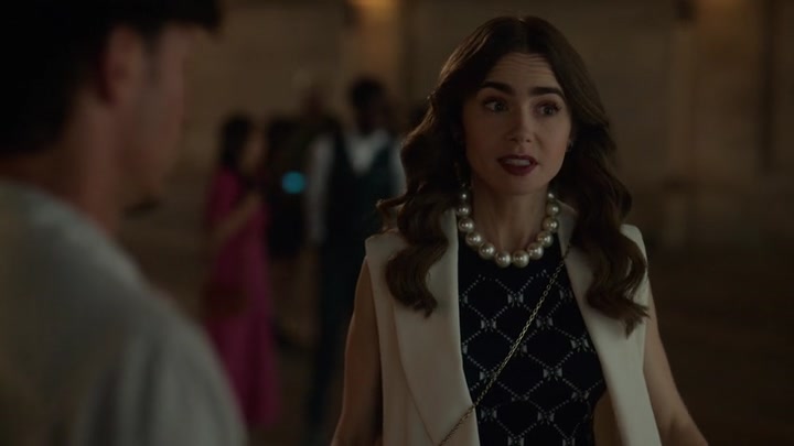 Emily_in_Paris_S02E09_WEBRip_x264-ION10_1158.jpg