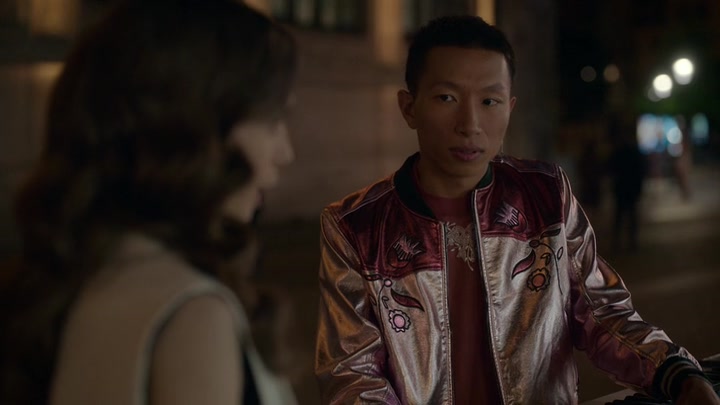 Emily_in_Paris_S02E09_WEBRip_x264-ION10_1167.jpg