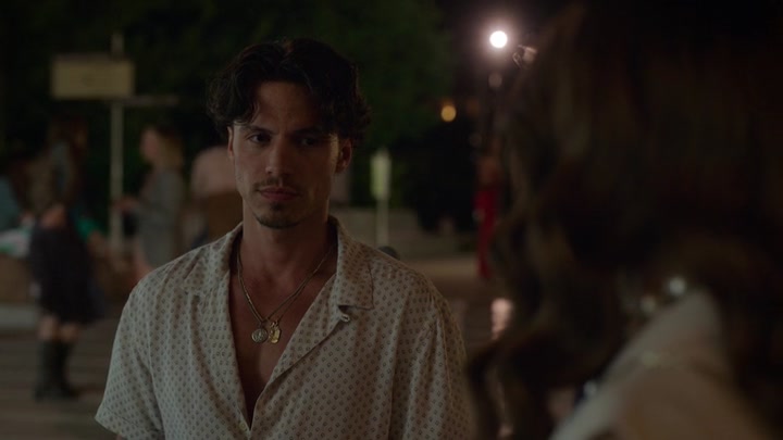 Emily_in_Paris_S02E09_WEBRip_x264-ION10_1173.jpg