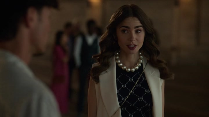 Emily_in_Paris_S02E09_WEBRip_x264-ION10_1174.jpg