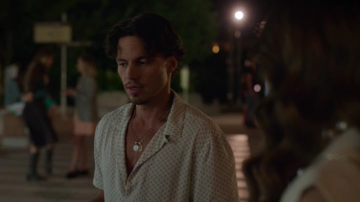 Emily_in_Paris_S02E09_WEBRip_x264-ION10_1179.jpg