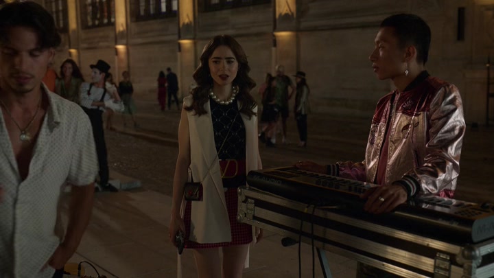 Emily_in_Paris_S02E09_WEBRip_x264-ION10_1183.jpg