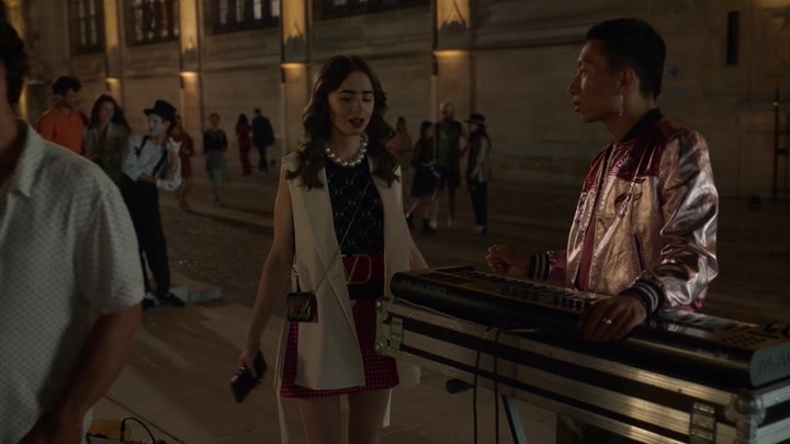 Emily_in_Paris_S02E09_WEBRip_x264-ION10_1184.jpg
