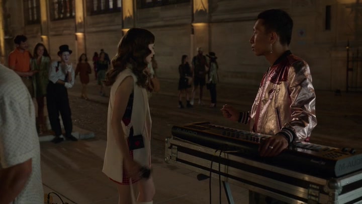 Emily_in_Paris_S02E09_WEBRip_x264-ION10_1186.jpg