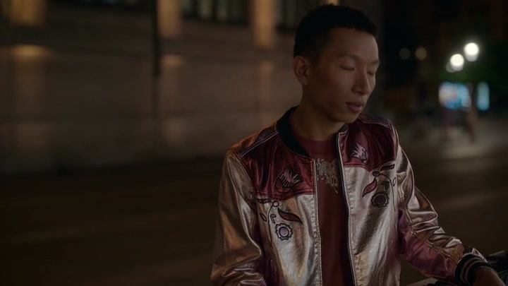 Emily_in_Paris_S02E09_WEBRip_x264-ION10_1189.jpg