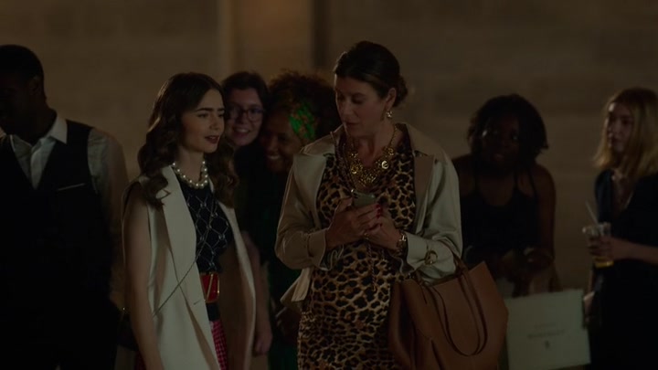 Emily_in_Paris_S02E09_WEBRip_x264-ION10_1197.jpg