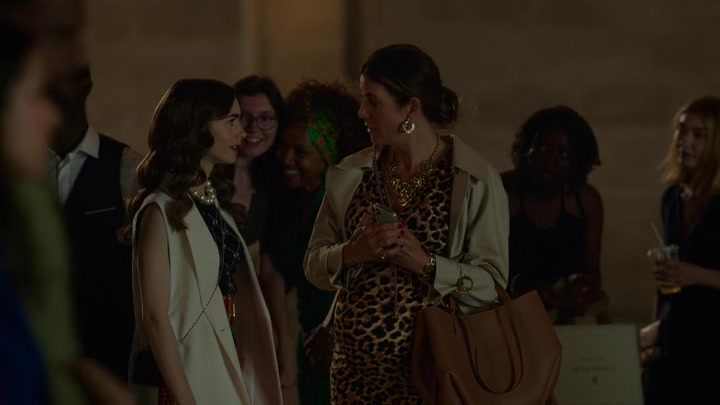 Emily_in_Paris_S02E09_WEBRip_x264-ION10_1198.jpg