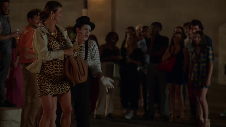 Emily_in_Paris_S02E09_WEBRip_x264-ION10_1247.jpg