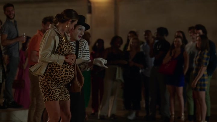 Emily_in_Paris_S02E09_WEBRip_x264-ION10_1249.jpg