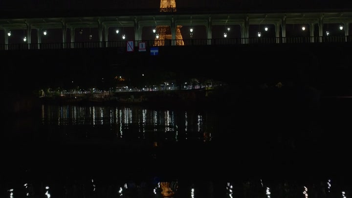 Emily_in_Paris_S02E09_WEBRip_x264-ION10_1255.jpg