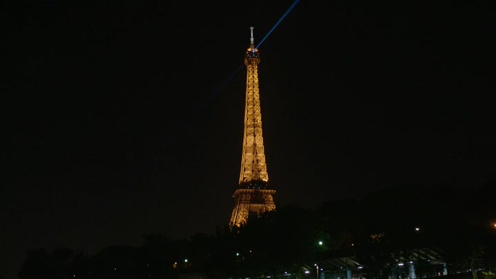 Emily_in_Paris_S02E09_WEBRip_x264-ION10_1259.jpg