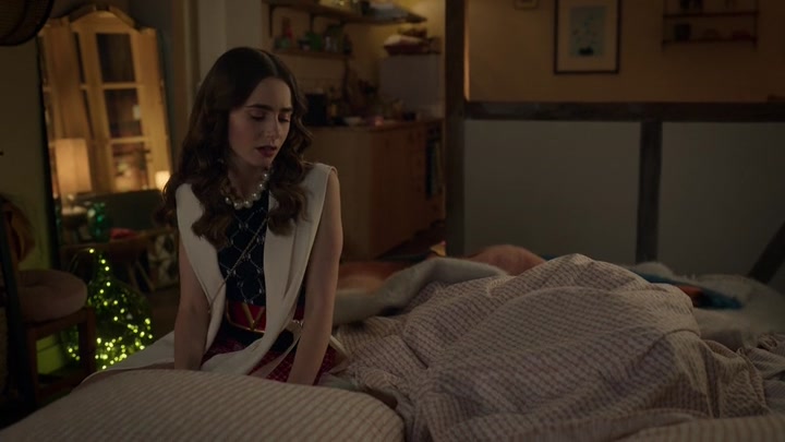 Emily_in_Paris_S02E09_WEBRip_x264-ION10_1285.jpg