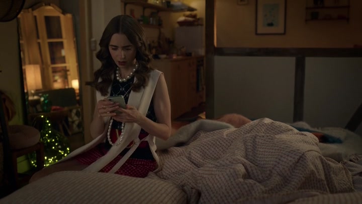 Emily_in_Paris_S02E09_WEBRip_x264-ION10_1291.jpg