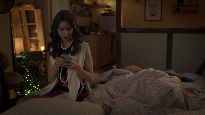 Emily_in_Paris_S02E09_WEBRip_x264-ION10_1305.jpg