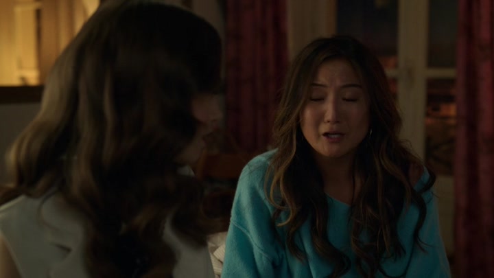 Emily_in_Paris_S02E09_WEBRip_x264-ION10_1326.jpg