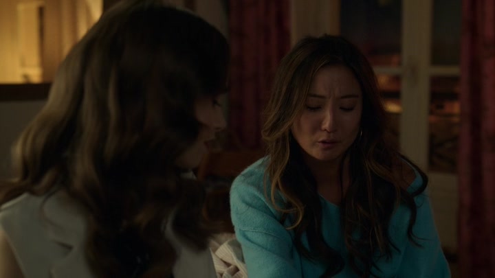 Emily_in_Paris_S02E09_WEBRip_x264-ION10_1333.jpg