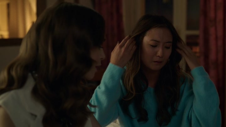 Emily_in_Paris_S02E09_WEBRip_x264-ION10_1352.jpg