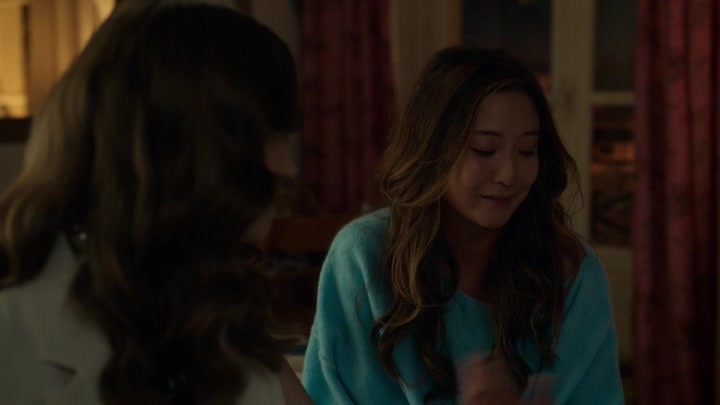 Emily_in_Paris_S02E09_WEBRip_x264-ION10_1361.jpg