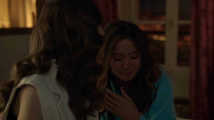 Emily_in_Paris_S02E09_WEBRip_x264-ION10_1384.jpg